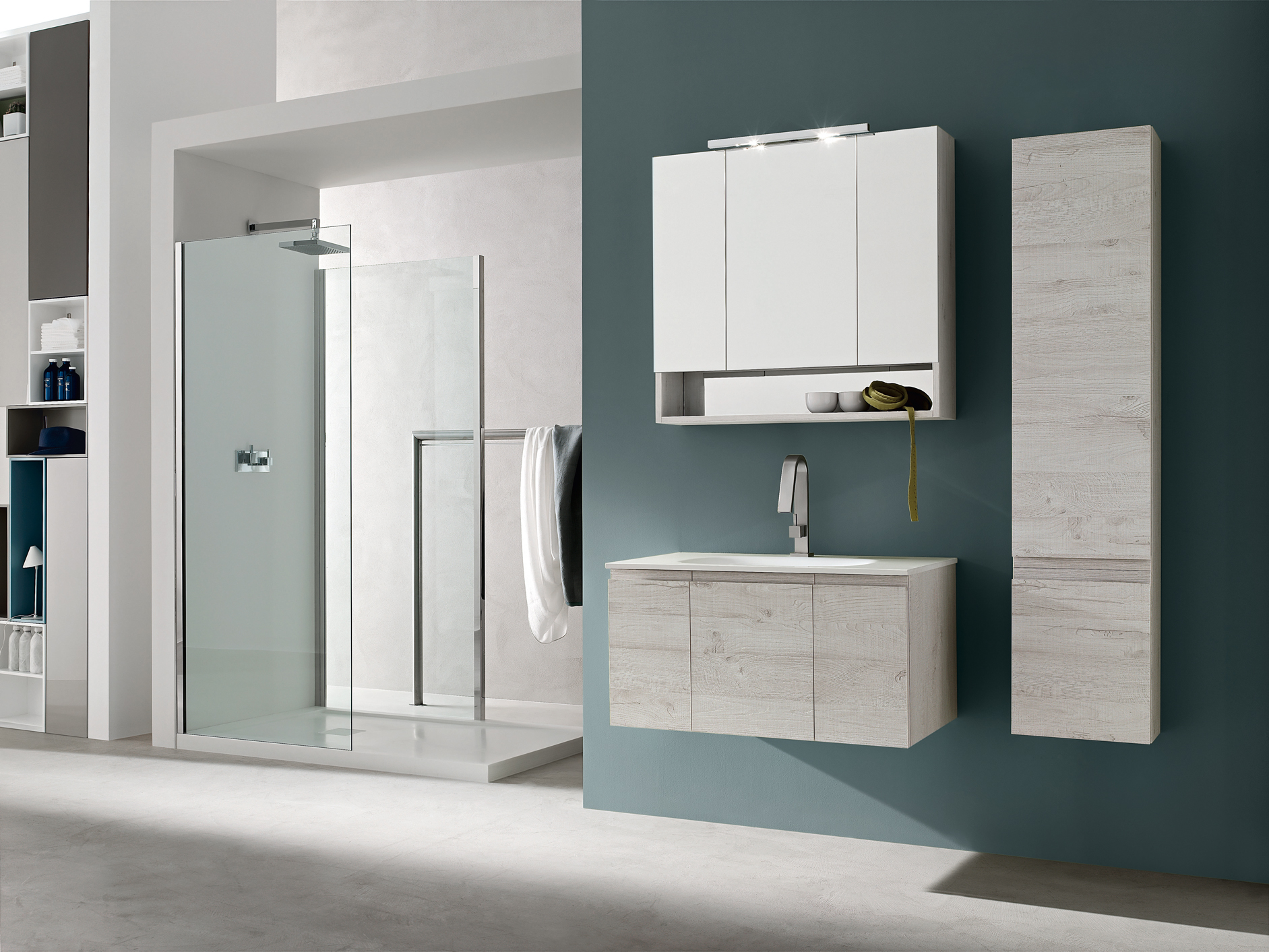 Mobili bagno su misura in legno chiaro con lavabo integrato, pensili sospesi e box doccia in vetro trasparente. Design moderno ed elegante per un bagno raffinato.